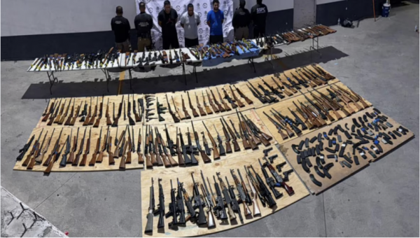 Aseguran arsenal de alto poder en NL: Detienen a 3 personas que transportaban 210 armas desde Texas